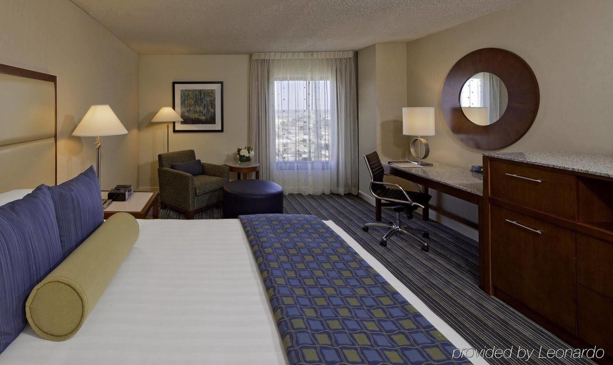 Sheraton Kansas At Crown Center Hotel 4*